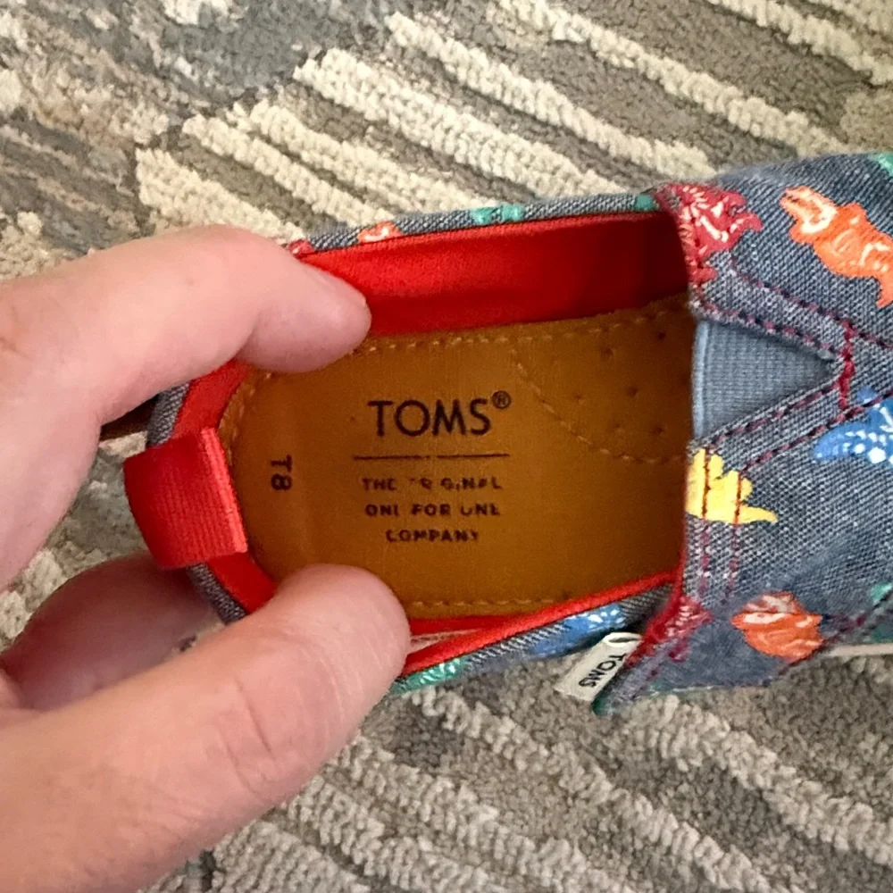 Toms • alpargata dino slip on shoe